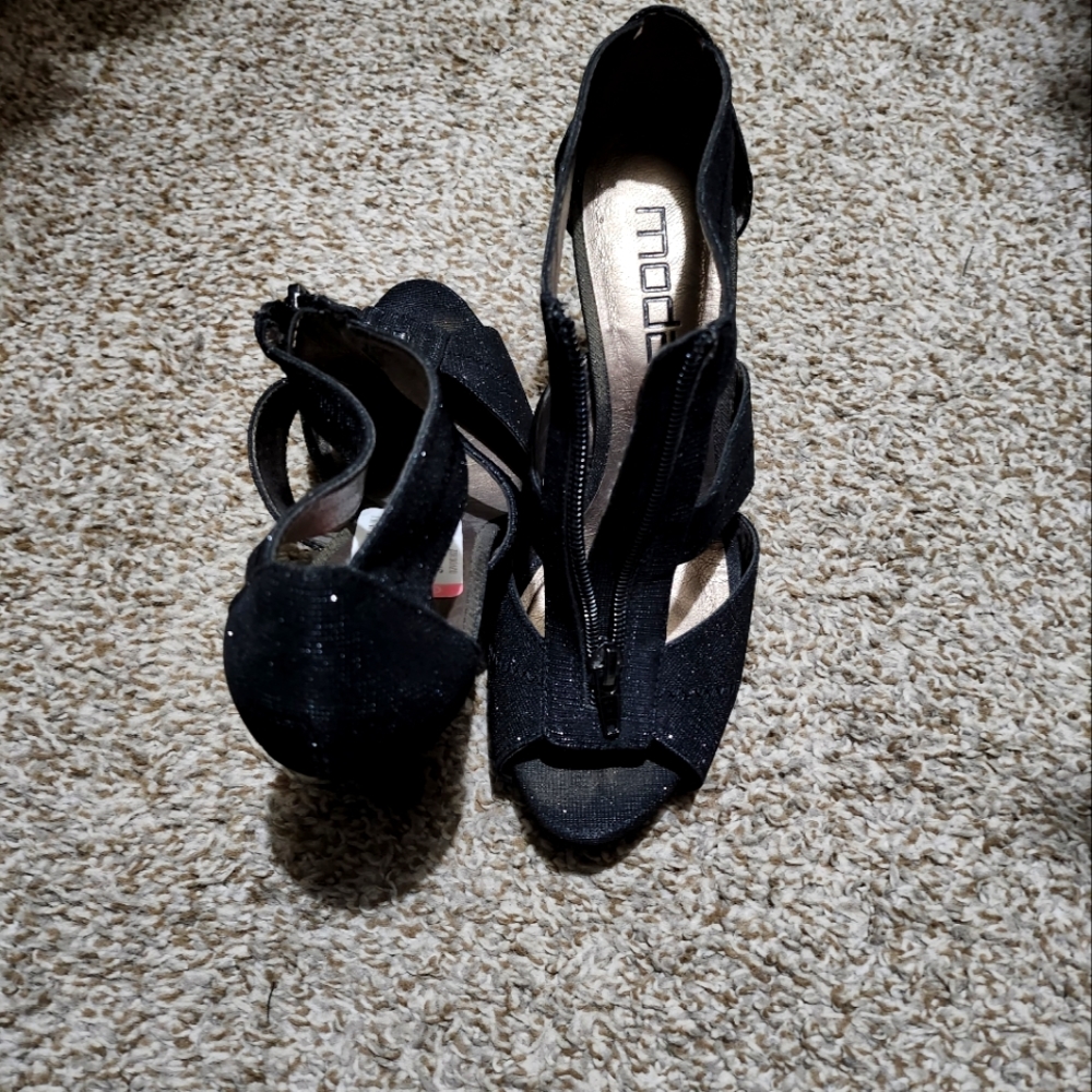 Size 7.5 black zipper pumps